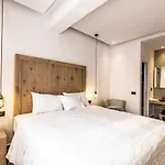 Portes & Mykonos מלון